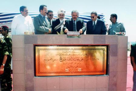 فخامة الرئيس / علي عبدالله صالح يضع حجر اساس لإحدى المشاريع