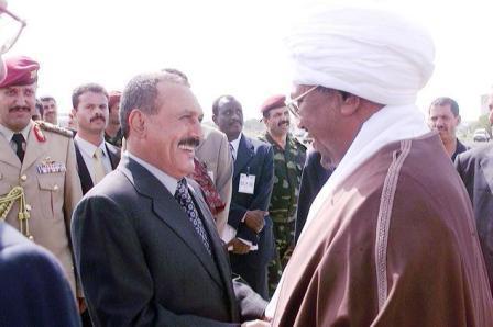 رئيس الجمهورية لدى استقباله الرئيس السوداني 