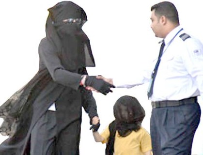 مايكل جاكسون في البحرين متنكراً في هيئة امرأة منقبة