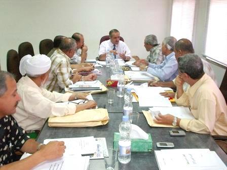 محافظ عدن يجتمع بمجلس إدارة المؤسسة المحلية للمياه والصرف الصحي