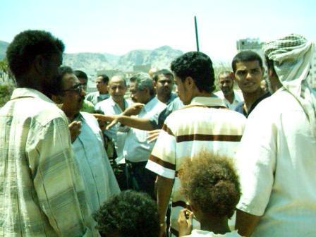 رئيس المجلس الإدارة ومدير التحرير مع جموع المشيعين في المقبرة