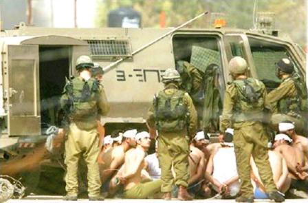 جنود الاحتلال يأمرون السجناء الفلسطينيين بخلع ملابسهم