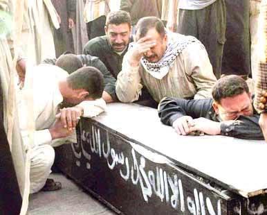 اثناء تشيع جنازة احد القتلى العراقيين