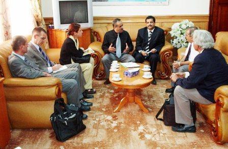 محافظ محافظة عدن  خلال استقباله ممثل القنصلية الصينية في عدن