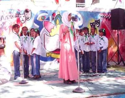غناء طلاب المدرسة