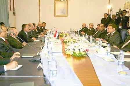 الزعيمان علي عبدالله صالح وبرويز مشرف يترأسان جلسة المباحثات الرسمية أمس في قصر إيوان صدر في إسلام أباد