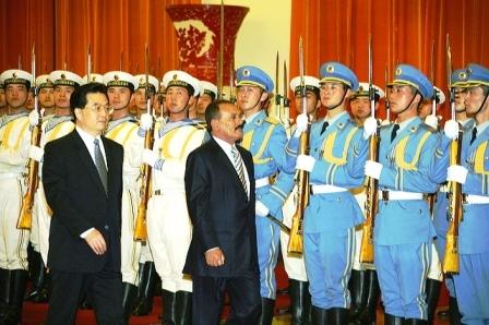 رئيس الجمهورية يستعرض حرس الشرف عند استقباله في قصر الشعب في بكين