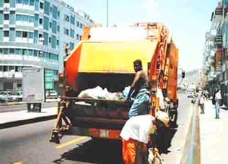 سيارات نقل القمامة والمخلفات