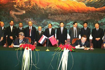 أثناء توقيع احدى اتفاقيات التعاون بين بلادنا الصين أمس