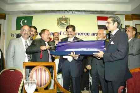رئيس الجمهورية مع عدد من رجال الأعمال الباكستانيين