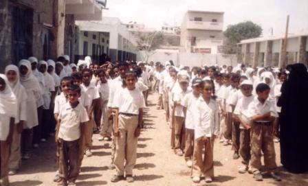 طلاب المدرسة أثناء الطابور المدرسي