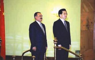 الزعيمان اليمني والصيني أثناء عزف النشيدين الوطنيينللبلدين الصديقين