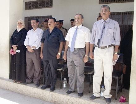 محافظ عدن / أحمد محمد الكحلاني في زيارتة لمدرسة الروضة للبنات 