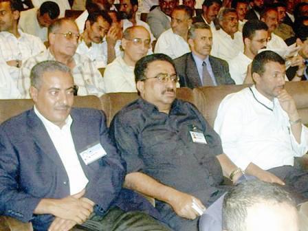 رئيس التحرير إلى جانب عدد من الزملاء المشاركين في المؤتمر الاستثنائي