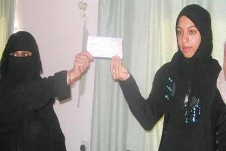 فاطمة مدين ياسين تقدم شيك بتبرعات والدها