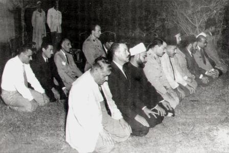 المرشد العام حسن الهضيبي يؤم صلاة الثورة والإخوان ويبدو جمال عبدالناصر في الصف الخلفي الأول من اليسار