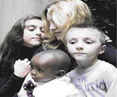 المغنية مادونا مع أولادها وإبنها بالتبني ديفيد باندا- في الشرق الأوسط
