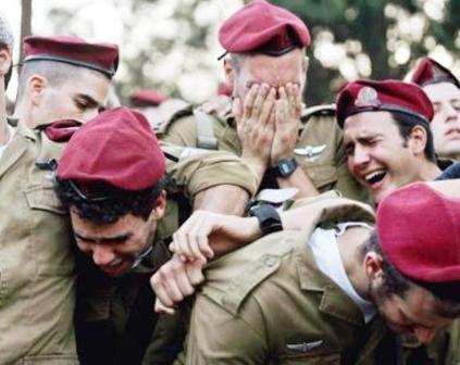 جنود اسرائيليون يبكون جنديا قتيلا
