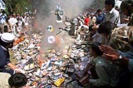  باكستانيون متشددون يحرقون أسطوانات موسيقية (أرشيف)  

