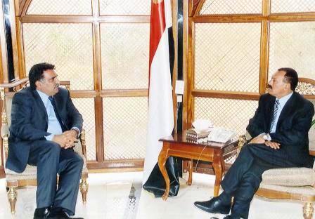 الرئيس لدى استقباله د. عزمي بشارة