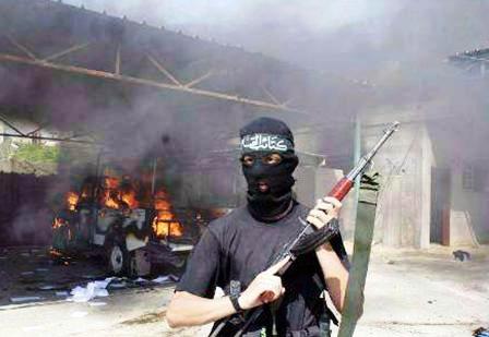 مسلح من حماس في مقر الأمن الوقائي التابع لفتح في غزة بعد اقتحامه أمس  الخميس. رويترز