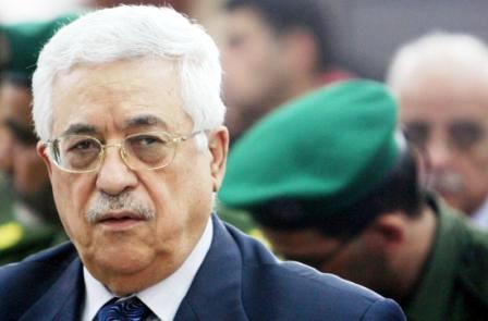 الرئيس عباس اثناء تأديته صلاة الجمعة أمس 