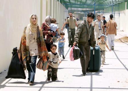 فرار المئات من العائلات الفلسطينية من قطاع غزة