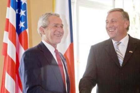 بوش مع الرئيس التشيكي في براغ