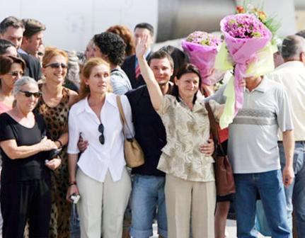 الممرضات البلغاريات يلوحن لمستقبليهم في مطار صوفيا