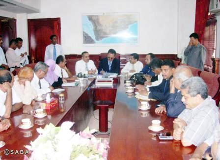 الوزير عبدالقادر هلال لدى لقائه بأعضاء المجلس المحلي في عدن