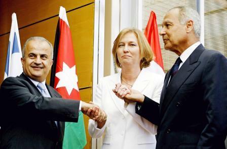 الوزيرة ليفني تصافح الوزيرين ابي الغيط والخطيب