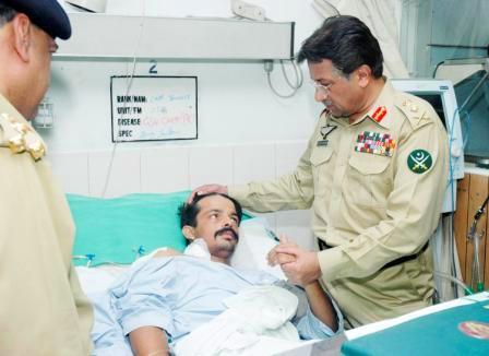 برويز مشرف يعود أحد جرحى الواجب في المستشفى