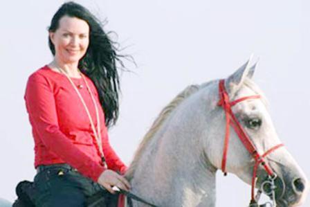 زينة تمارس رياضة ركوب الخيل