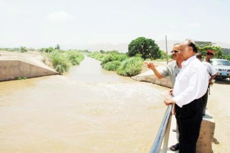 نائب الرئيس لدى تفقده أحد مجاري السيول