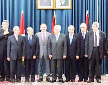 الرئيس عباس مع حكومة (فياض) المستقيلة / صورة من الارشيف