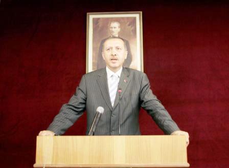 اردوغان يلقي كلمته بعد فوز حزبه وتبدو خلفه صورة لمؤسس الجمهورية التركية مصطفى كمال اتاتورك