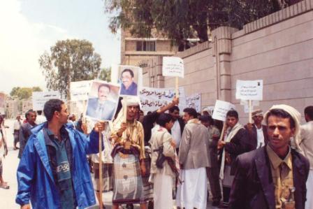 المتضامنون يرفعون صورة الزميل رئيس التحرير ولافتات منددة بالإرهاب ودعاة التكفير