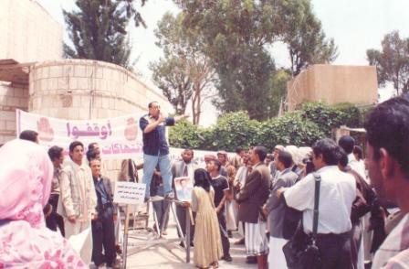 أحد المتحدثين في اللقاء التضامني مع صحيفة (14 أكتوبر)