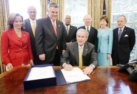 الرئيس الامريكي لدى توقيعه مشروع مكافحة الارهاب
