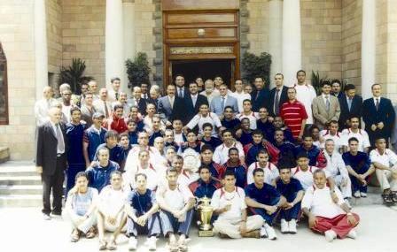 رئيس الجمهورية محاطاً برياضيي فريقي التلال والأهلي