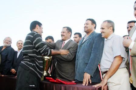 مدرب التلال شرف محفوظ يصافح رئيس الوزراء