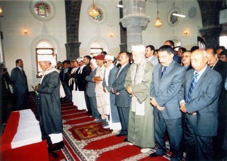 الرئيس مع جموع المشيعين أثناء الصلاة على روح الفقيد