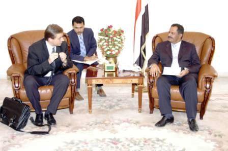 رئيس الوزراء لدى لقائه فريق مؤسسة التمويل الدولية