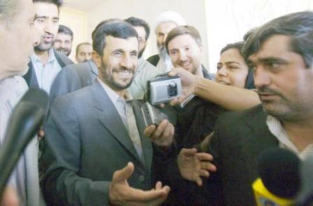 احمدي نجاد يرد على اسئلة الصحفيين