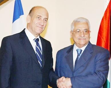 الرئيس الفلسطيني مع رئيس الوزراء الإسرائيلي/ صورة من  الإرشيف