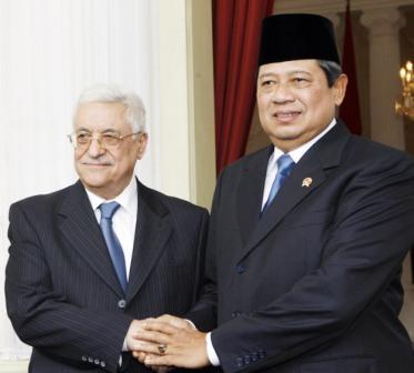 الرئيس عباس مع نظيره الاندنوسي