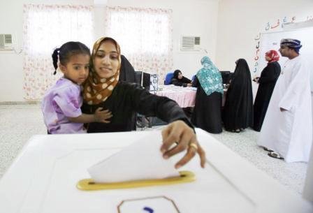 المرأة العمانية تنتخب لاختيار اعضاء في مجلس الشورى الجديد أول أمس