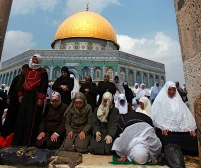 فلسطينيات يصلون في المسجد الاقصى