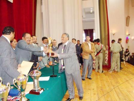 د. مجور يسلم الجوائز للرياضيين