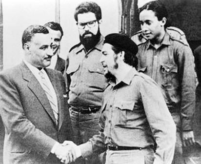 جيفارا مصافحا الزعيم الراحل جمال عبدالناصر
